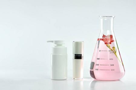 天然护肤美容产品,天然有机植物萃取和科学的玻璃器皿, 空白标签化妆